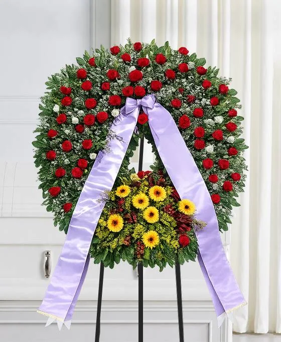 Corona funebre di fiori con nastro a Napoli