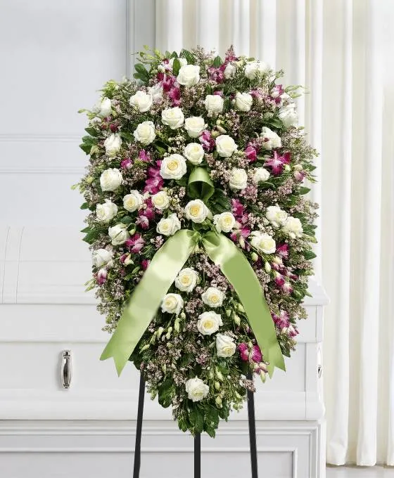 Cuscino funebre di fiori chiari a Napoli