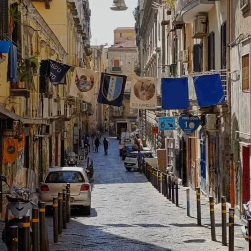 Vicolo del centro storico di Napoli con le bandiere