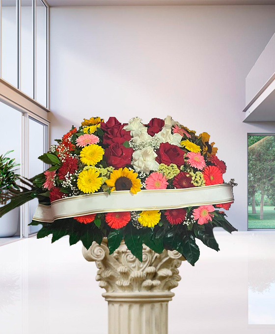 Cuscino funebre misto con girasoli e rose a Napoli