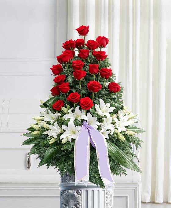 Cesto di fiori bianchi e rossi