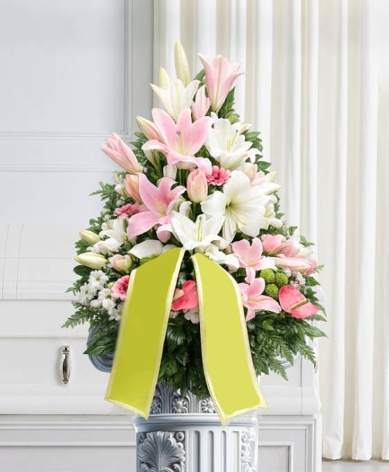 Cesto di fiori in bianco e rosa
