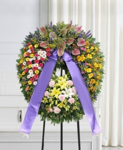 Corona funebre con fiori di stagione Corona funebre con fiori di stagione