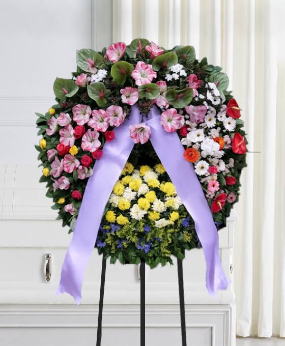 Corona funebre di amarillis anthurium e fiori in armonia