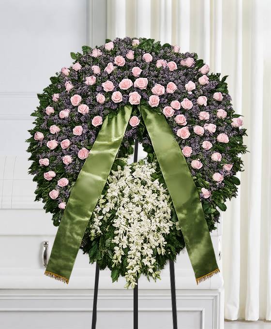 Corona funebre di colore rosa lilla e bianco