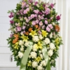 Cuscino funebre di fiori bianchi, gialli, lilla e arancio