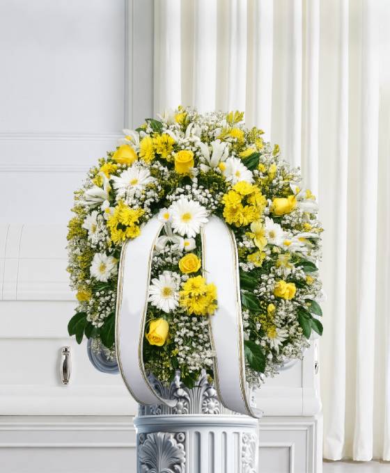 Mezzo cofano funebre di fiori bianchi e gialli