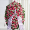 Mezzo cofano funebre di rose fucsia e gisofila